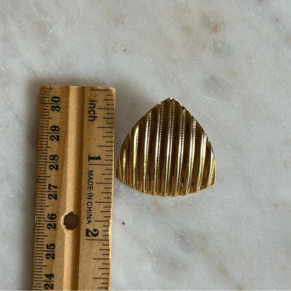 Vintage Gold Tone Large Statement Earrings Triangle Scalloped Teaxture - Picture 8 of 8